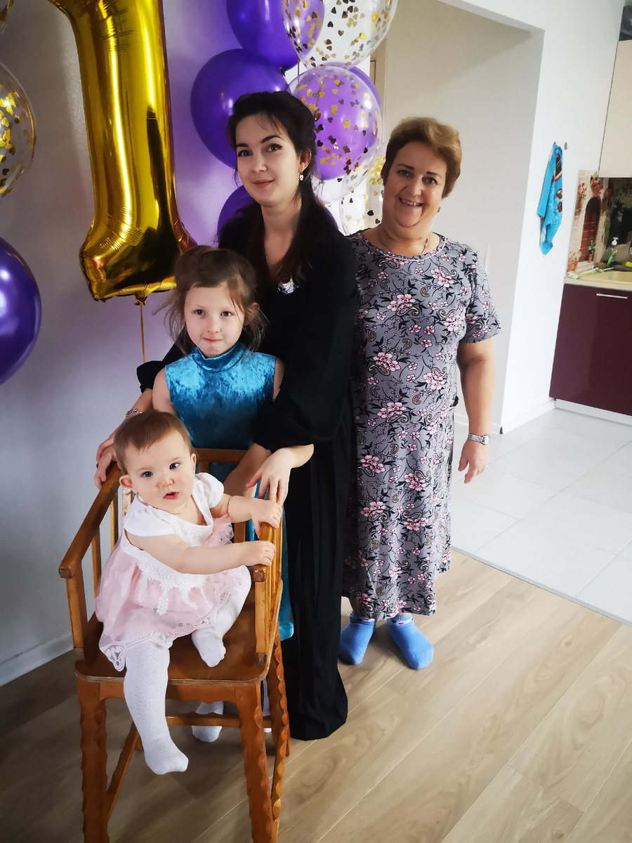 Маргошин первый день рождения. На фото 3 человека с одним синдромом