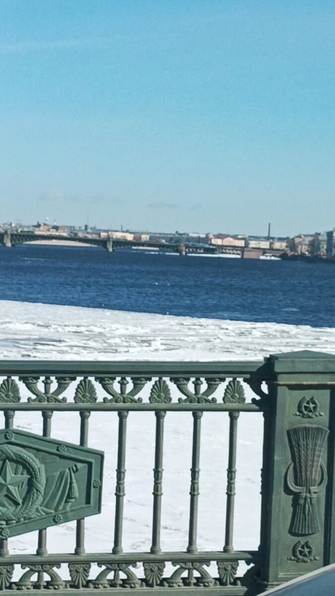 Фото автора. Начало весны. Нева ещё во льду. 