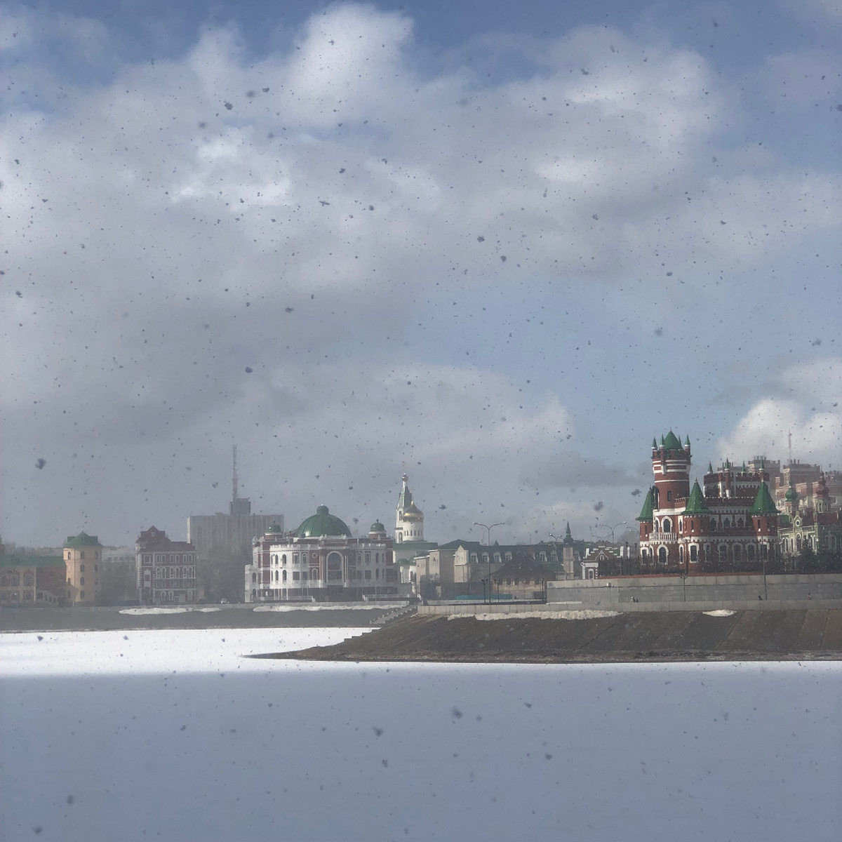 По центру кадра - здание театра (намек на будущую статью)