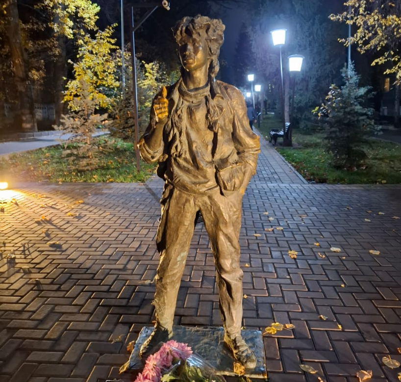 Аллея Виктора Цоя. Здесь многие делают фото, будто они прикуривают от зажигалки Цоя.