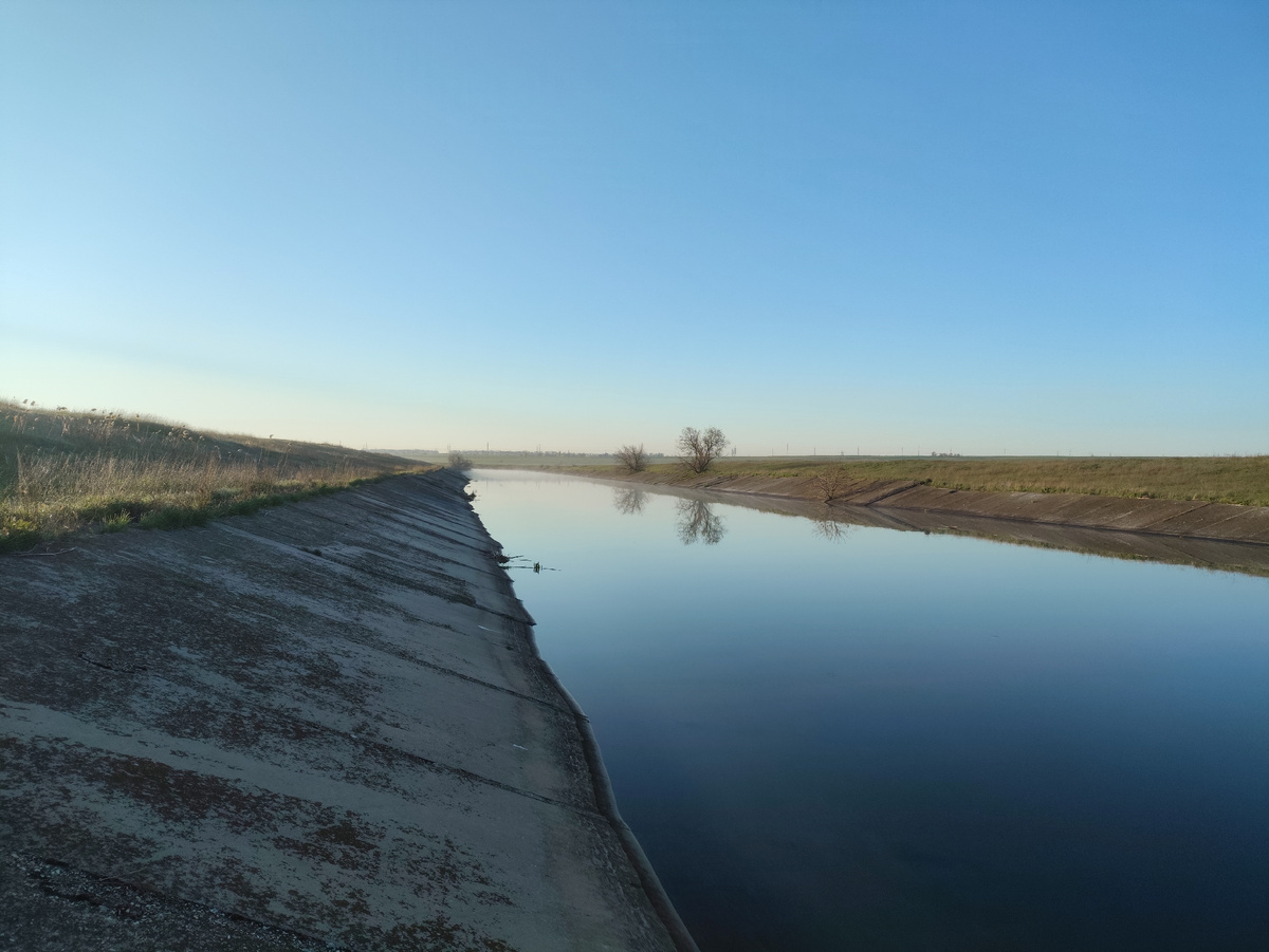 Вдалеке еще и туман над водой