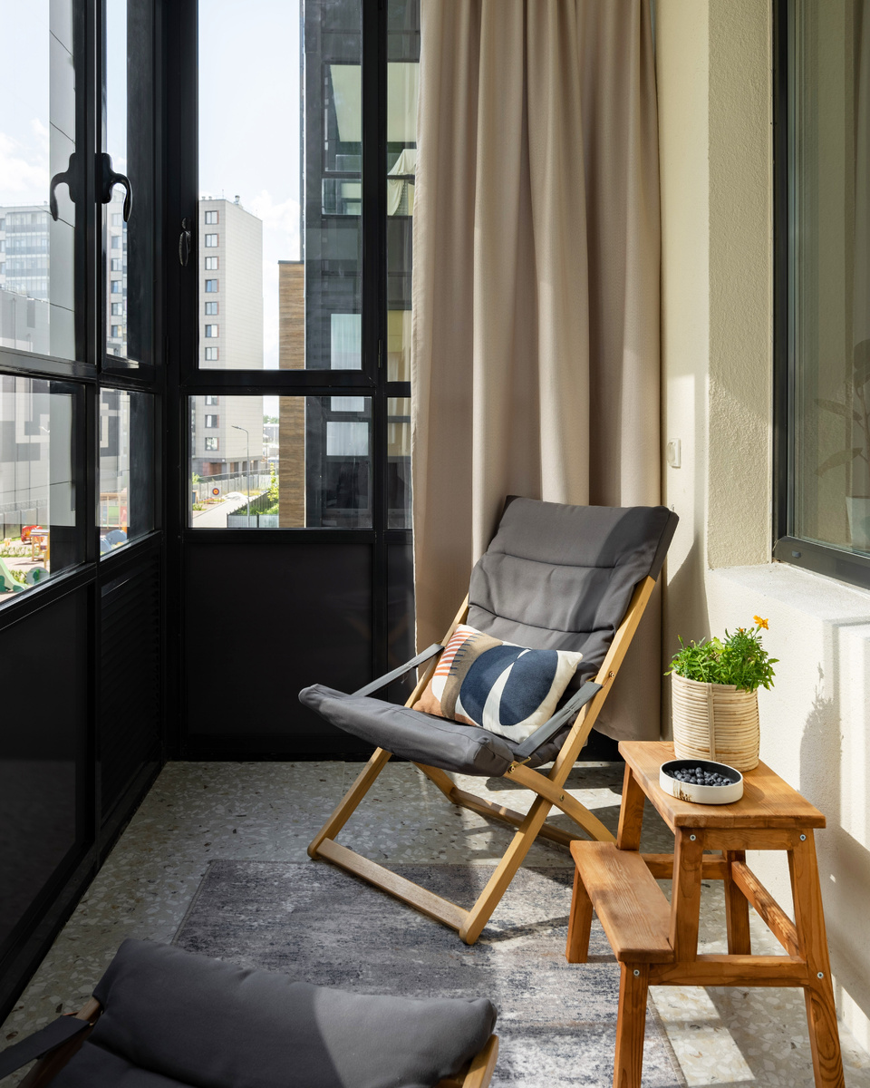 На фото: интерьер лоджии в квартире 37 кв.м в г. Санкт-Петербурге. Дизайнер: Алиса Гринева; декоратор: Наталья Орешкова; фотограф: Александра Дуброва