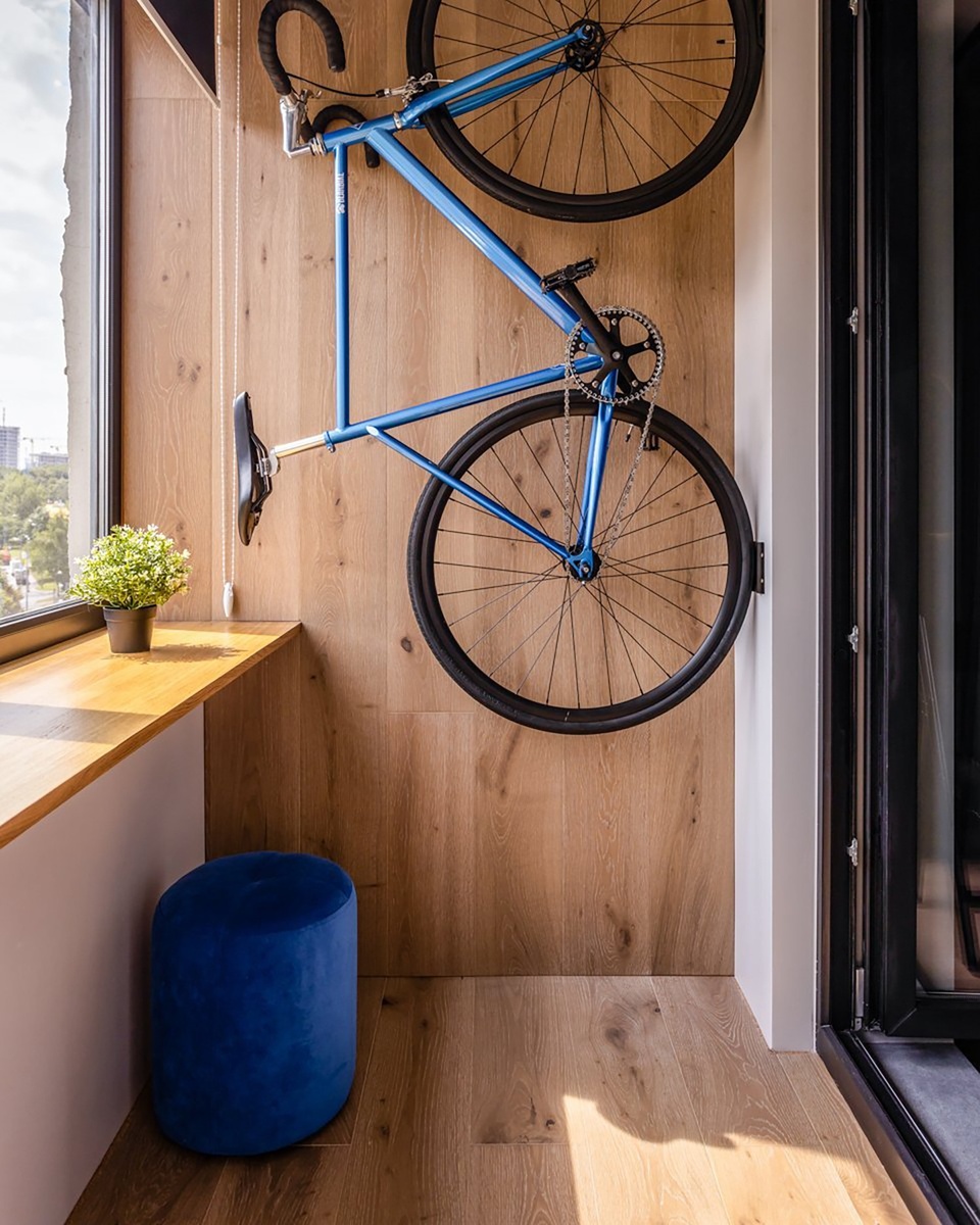 На фото: интерьер лоджии в квартире 51 кв.м в г. Москве. Дизайнер: Мария Демидова; фотограф: Антон Бржозовский