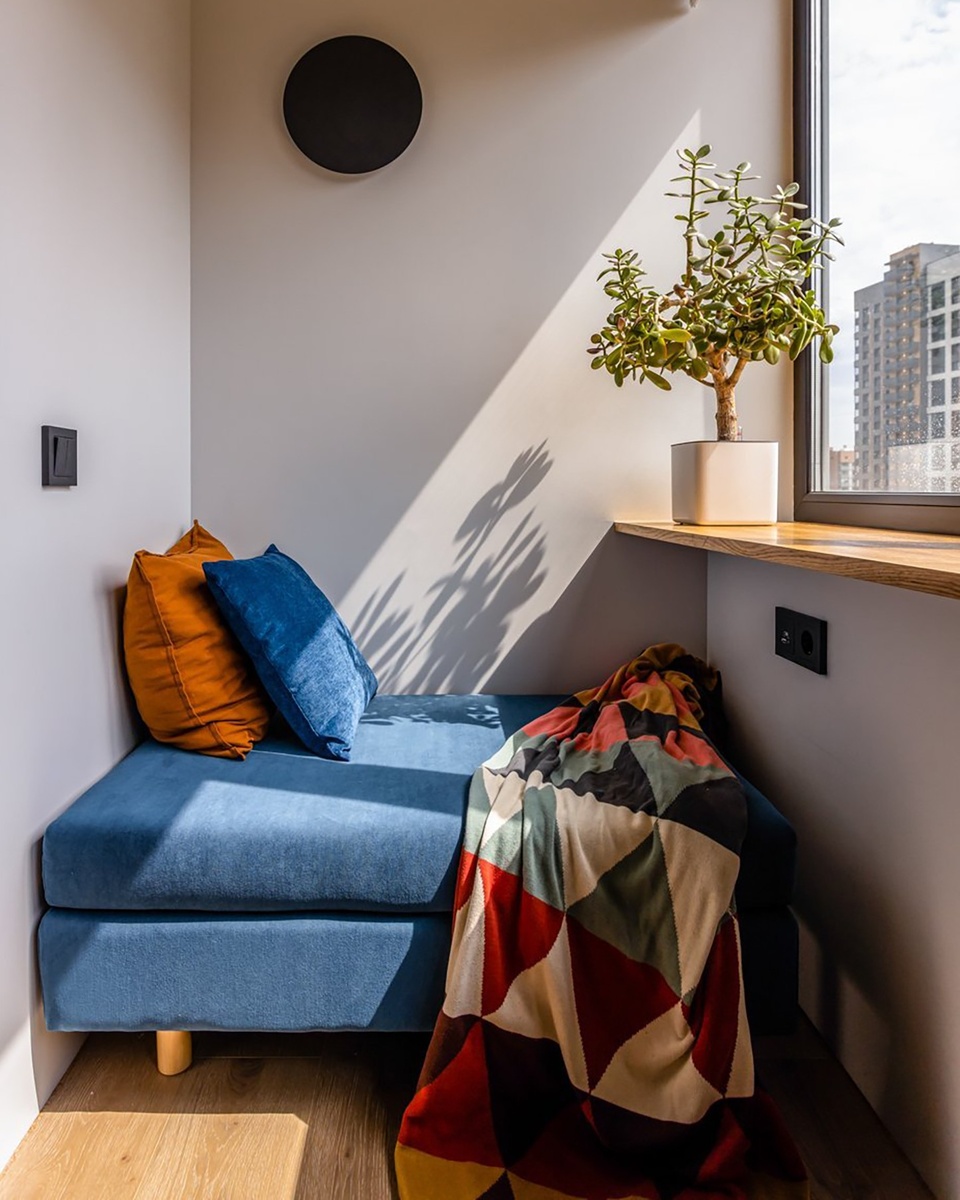 На фото: интерьер лоджии в квартире 51 кв.м в г. Москве. Дизайнер: Мария Демидова; фотограф: Антон Бржозовский