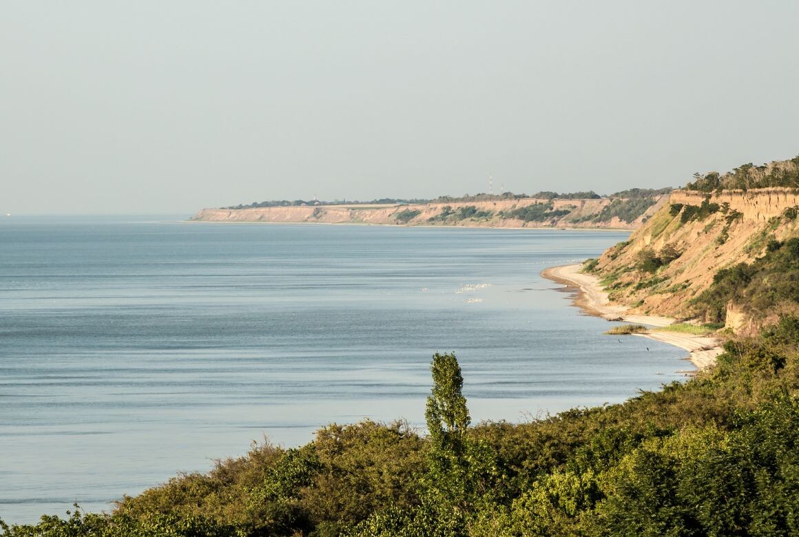 На Азовском море виды красивые, а пляжи приятные. Фото: Nikita_Petrov / Canva