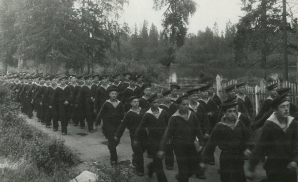 Юнги идут на занятия. Июль 1944 г. Фотограф В. В. Ковригин.