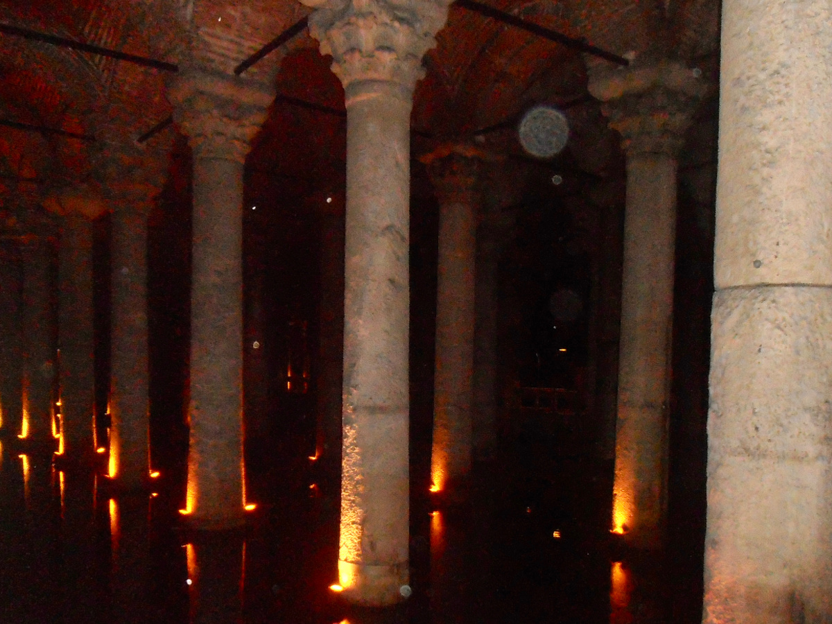 Ряды мраморных колонн, а вокруг вода.