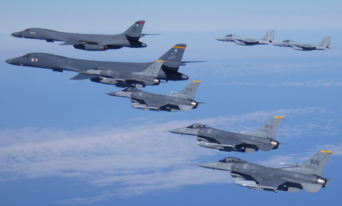 B-1B Lancer в сопровождении F-16 ВВС США. Источник фото media.defense.go