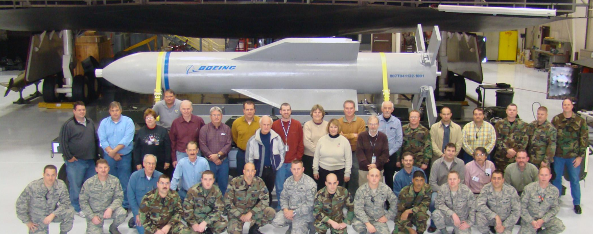 Бомба и её создатели. Фото Боинг.