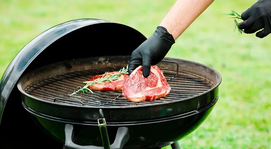   В процессе приготовления на гриле мясо рекомендуется переворачивать только один раз (Shutterstock/FOTODOM)