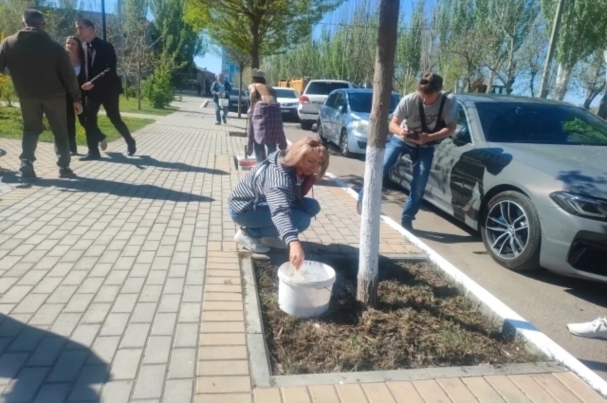    Астраханские СМИ и студенты вышли на субботник в сквер Журналистов