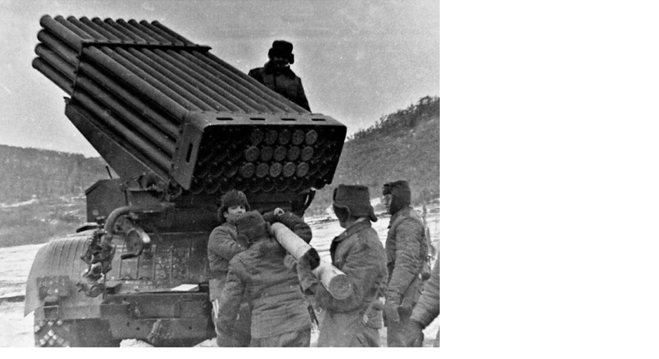 Советские артиллеристы готовят РСЗО “Град” для нанесения удара по китайским войскам. Остров Даманский. 1969 год