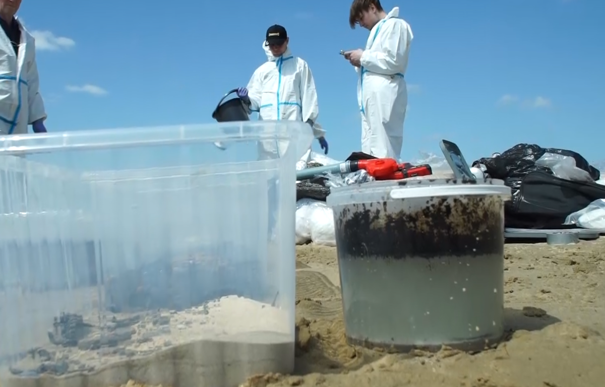 После использования химических аэрантов мазут отделился от донного песка и всплыл