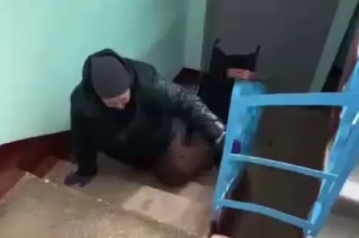    «Мою пол одеждой».