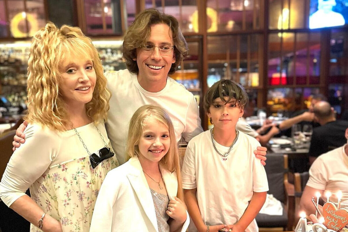    Алла Пугачева с мужем и детьми Социальные сети