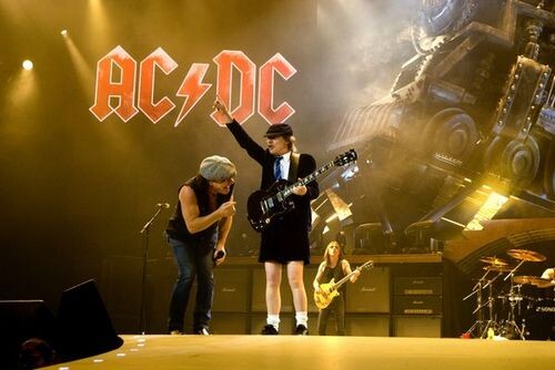 AC/DC готовятся к новому туру и открыли временный магазин в Лос – Анджелесе.