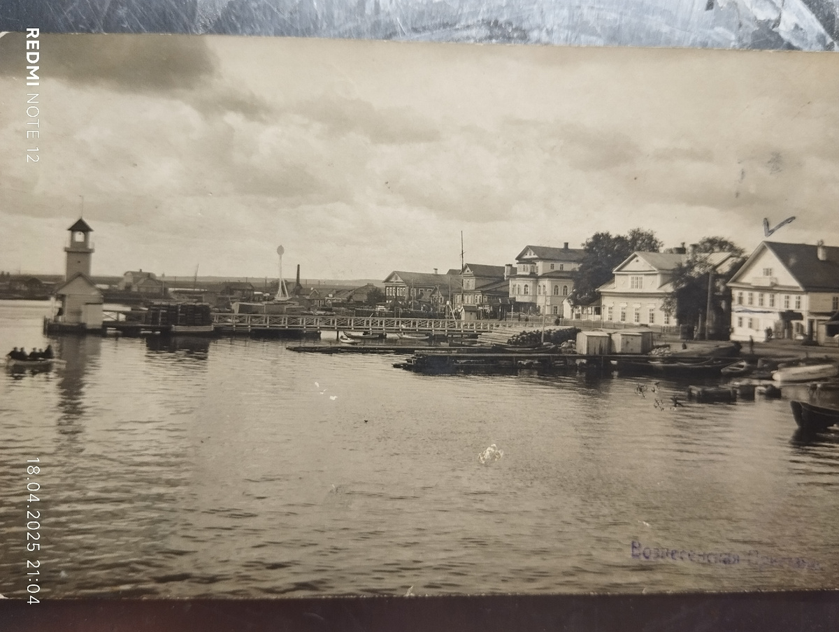 с задней стороны написано что в доме с галочкой он родился.