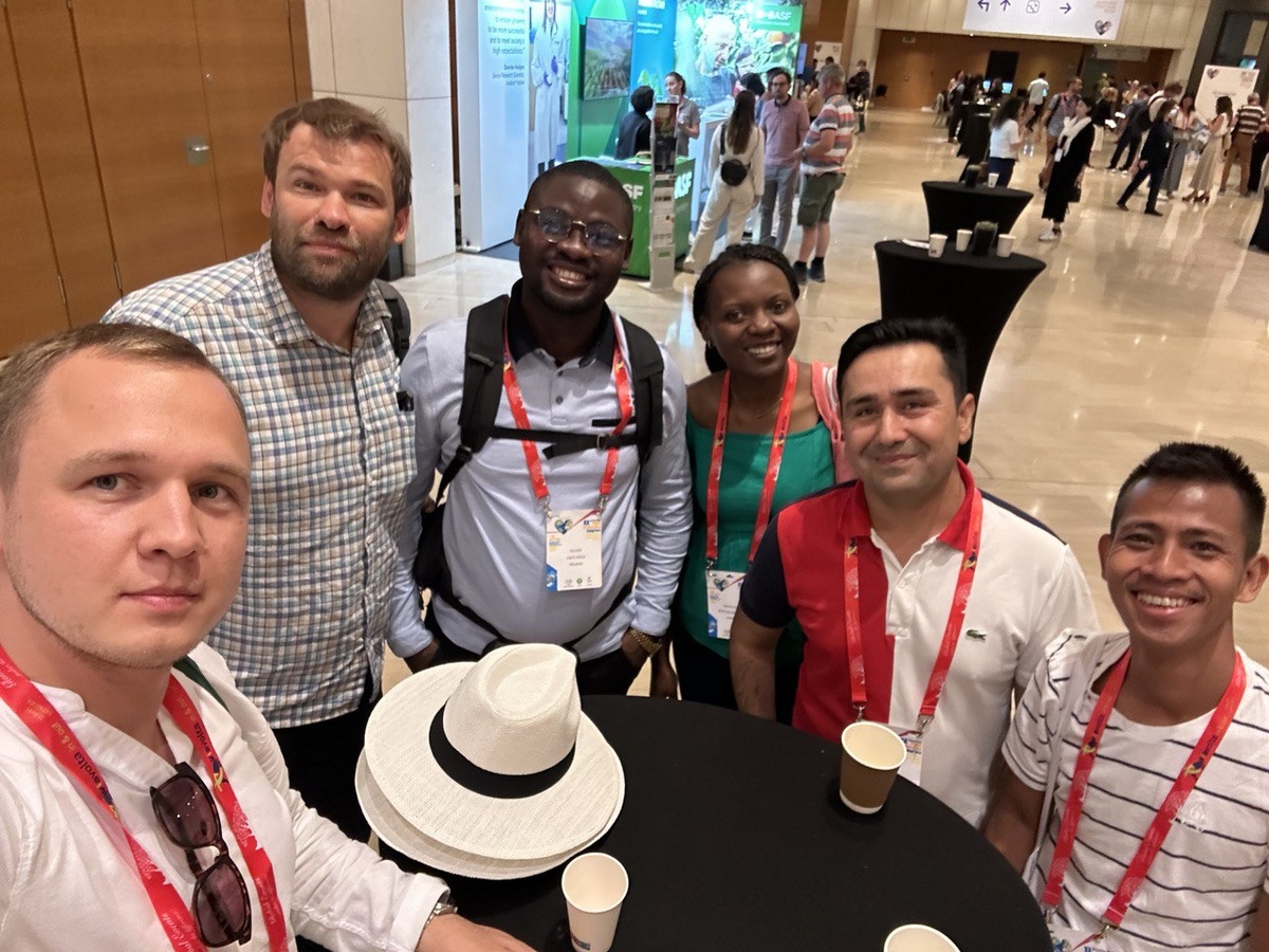 Владимир Оберемок (второй слева) на Междуранодном конгрессе по защите растений (Греция, г. Афины)