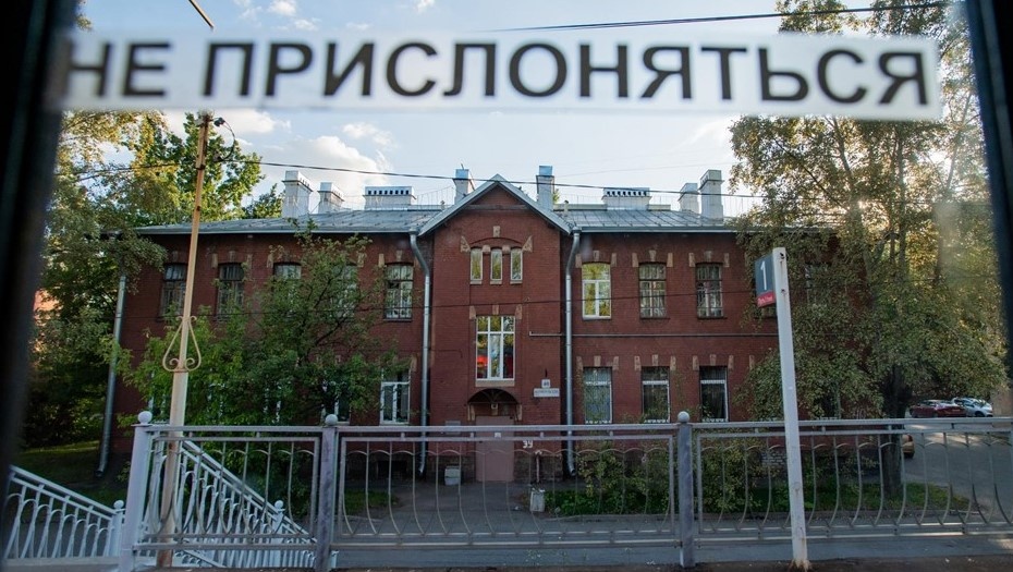    Жилое здание у платформы Фарфоровская (Фарфоровский пост). Вид из электрички Автор фото: Ермохин Сергей