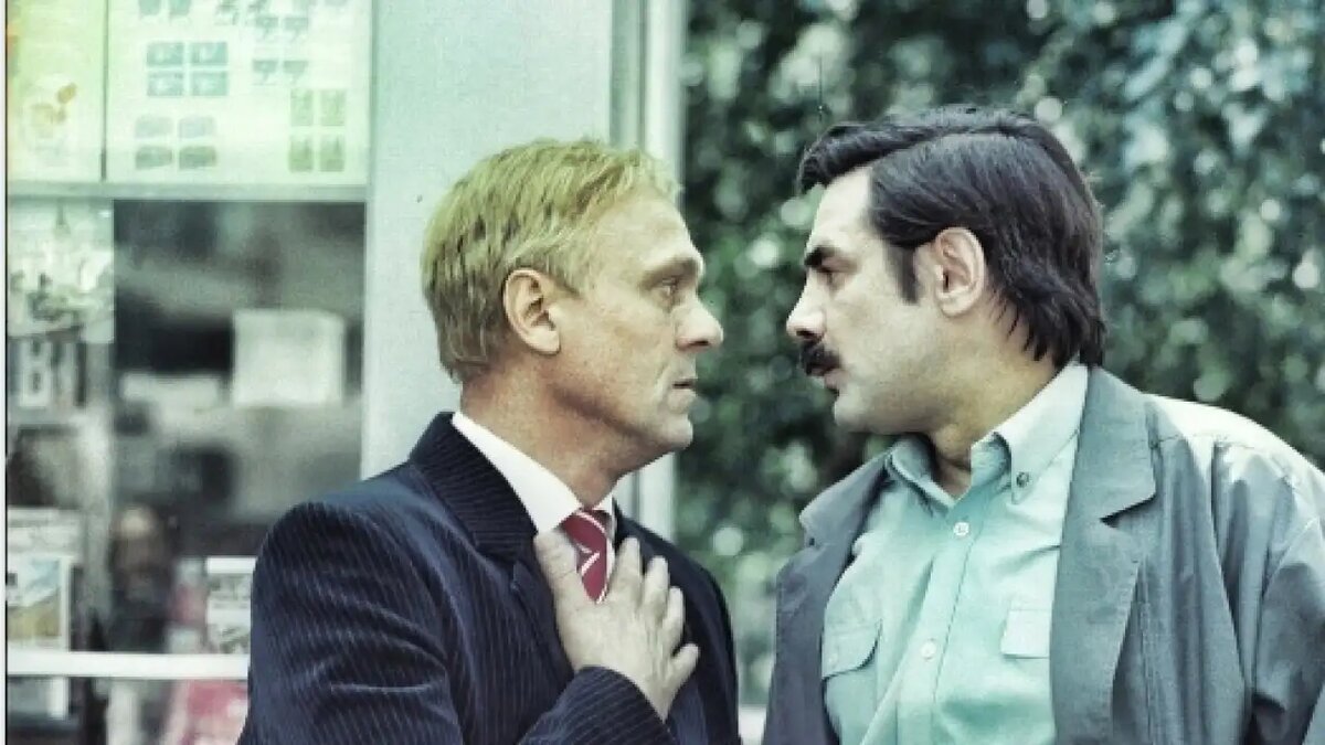    Александр Панкратов-чёрный (справа) в фильме "Где находится нофелет"