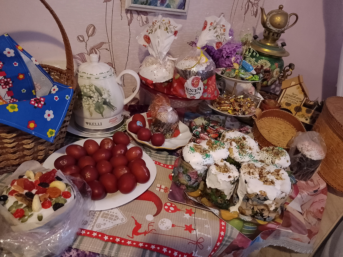 Приготовились освящать куличи и яйца в храме