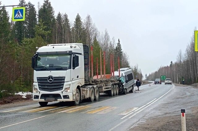    Микроавтобус дважды столкнулся с транспортными средствами. Фото: Пресс-служба УГИБДД по Пермскому краю