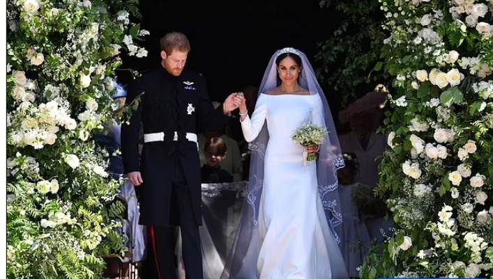 Принц Гарри, герцог Сассекский, и Меган Маркл, герцогиня Сассекская, спускаются по западной лестнице часовни Святого Георгия в Виндзорском замке после свадебной церемонии 19 мая 2018 года