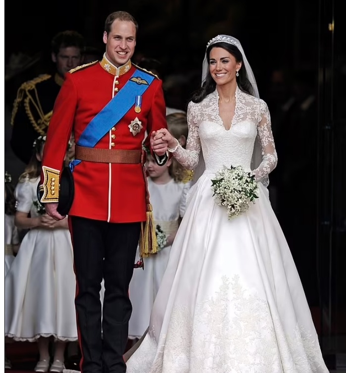 Принц Уильям и его жена Кейт Миддлтон покидают Вестминстерское аббатство после своей свадьбы 29 апреля 2011 года