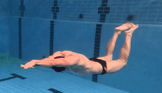 После отталкивания и скольжения, сначала следует ОДИН удар дельфином.
