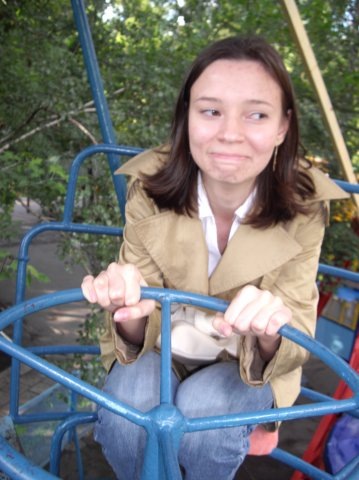 Фото 2009 года, июль. Я в городском парке Горького в Перми на колесе обозрения. Жутко страшно как и при устройстве на первую серьёзную работу