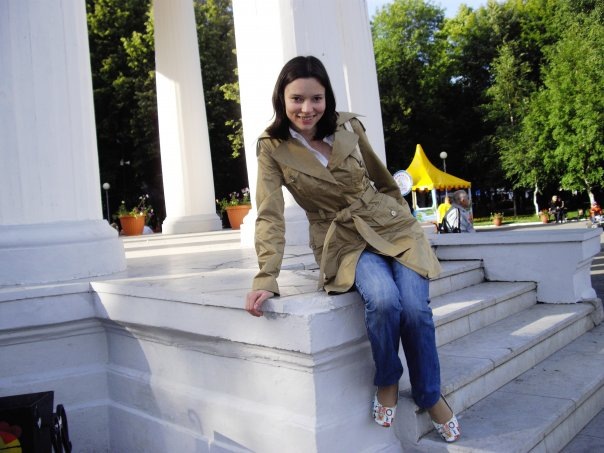 Снова в том же парке. Кстати эти босоножки купила тогда и очень радовалась. Они были жутко дорогие. А принтер был а-ля "газетный". Совпадение? 