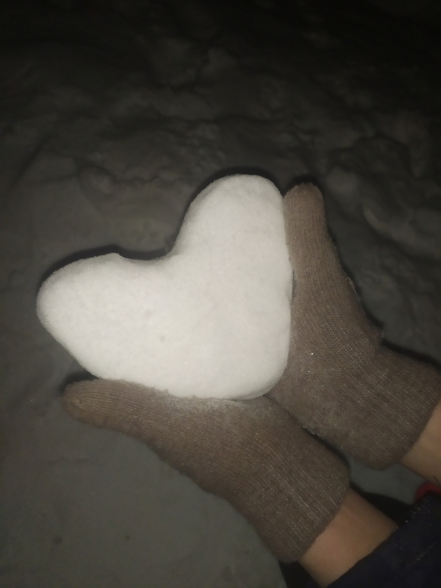 Снежное сердце. Сделано с любовью зимой 2024 в деревне у родителей:) Учиться любить. Без- условно. И дарить эту любовь через себя, быть ее проводником. 