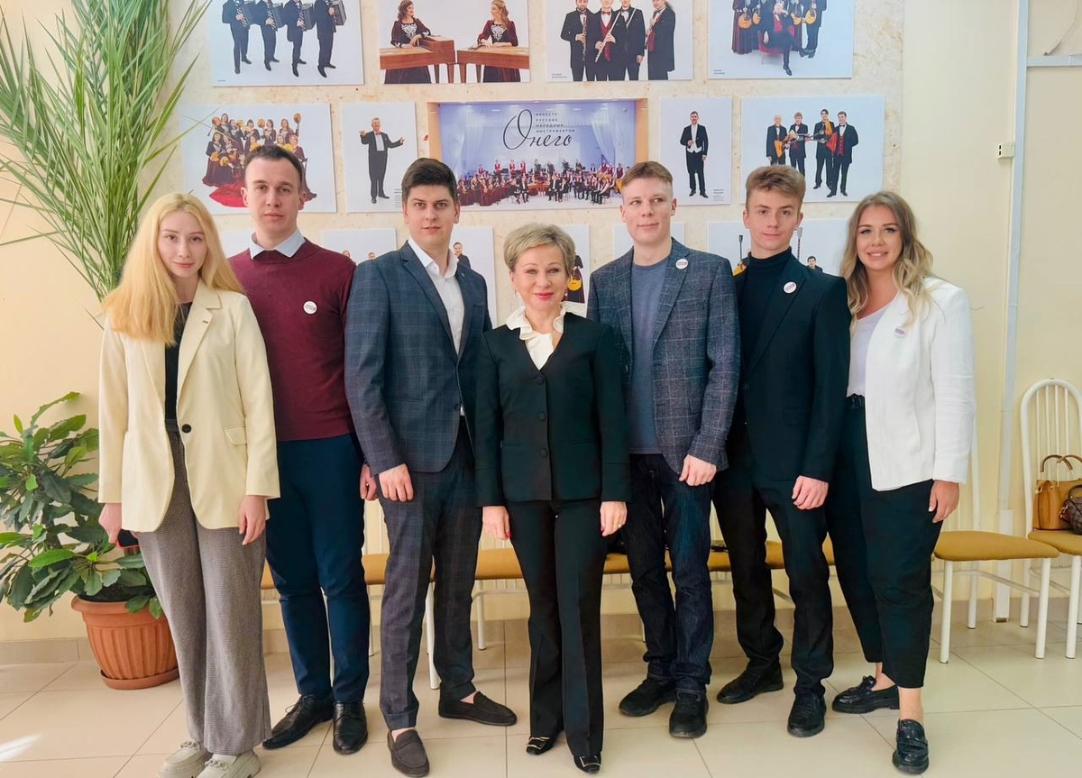    Замсекретаря реготделения «Единой России» Лариса Подсадник и молодогвардейцы. Фото: Реготоделение «Молодой Гвардии Единой России»