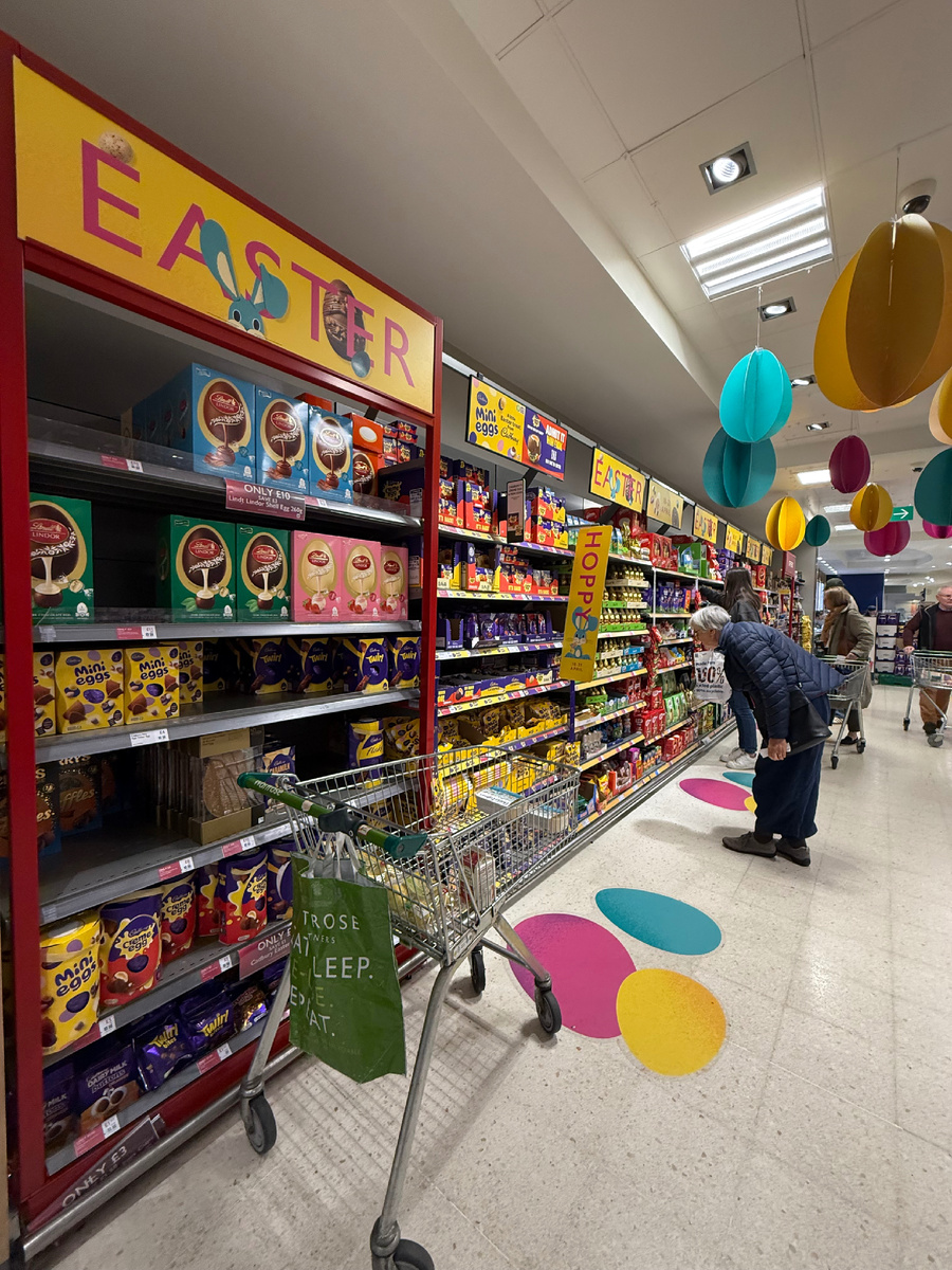 Это всё стеллажи с шоколадными яйцами к Пасхе. Фотография из личного архива. 