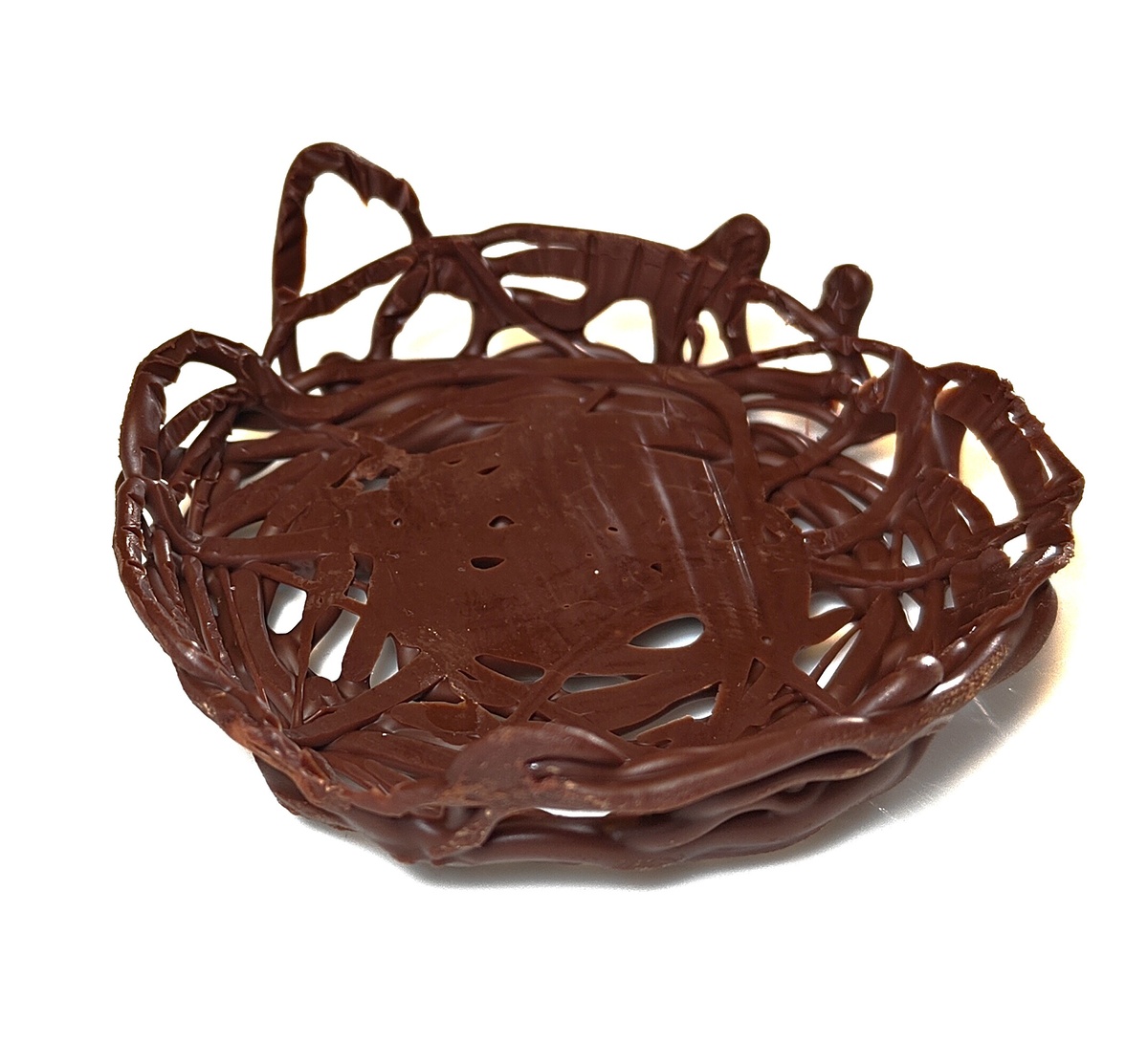 Трендовый пасхальный декор: съедобные корзинки с шоколадными яйцами