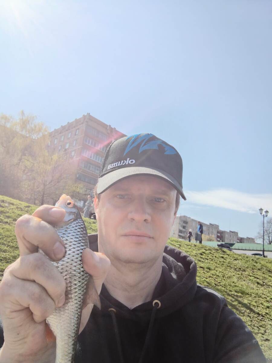 Первая плотва с третьего заброса