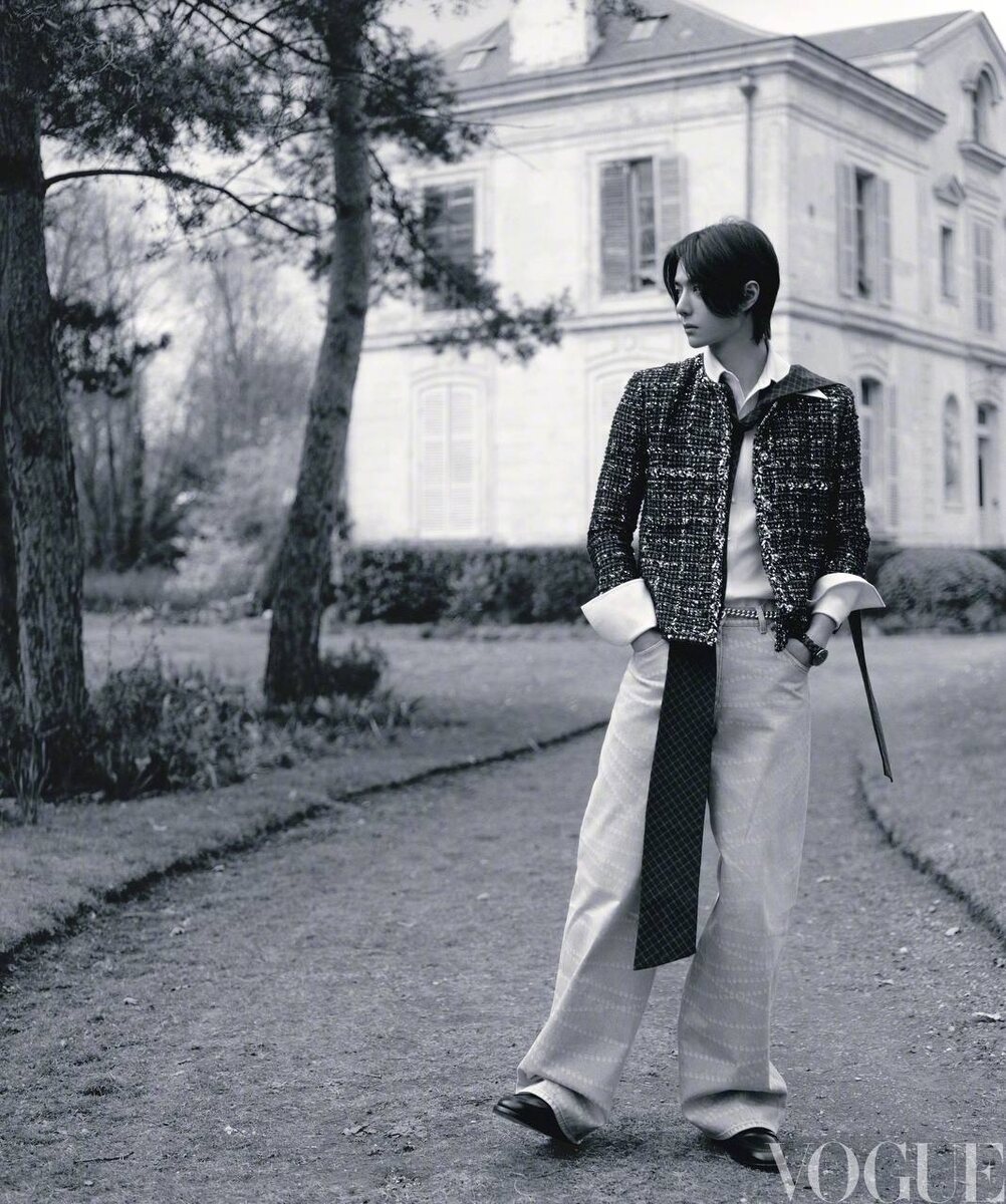 Ван Ибо в Шанели, с длинным поясом, просто на разрыв сердечка 