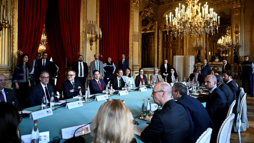    Фото: Reuters/JULIEN DE ROSA; 5-tv.ru