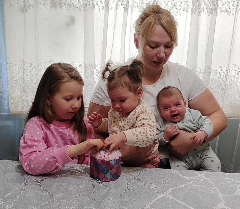    Дети помогают Виктории украшать пасхальную выпечку. Благодарим их маму за фото.