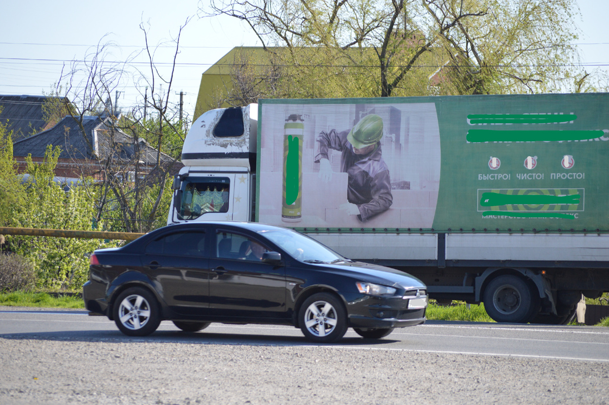 Фото автора. 17.04.2025.  Главное не уронить керпич.