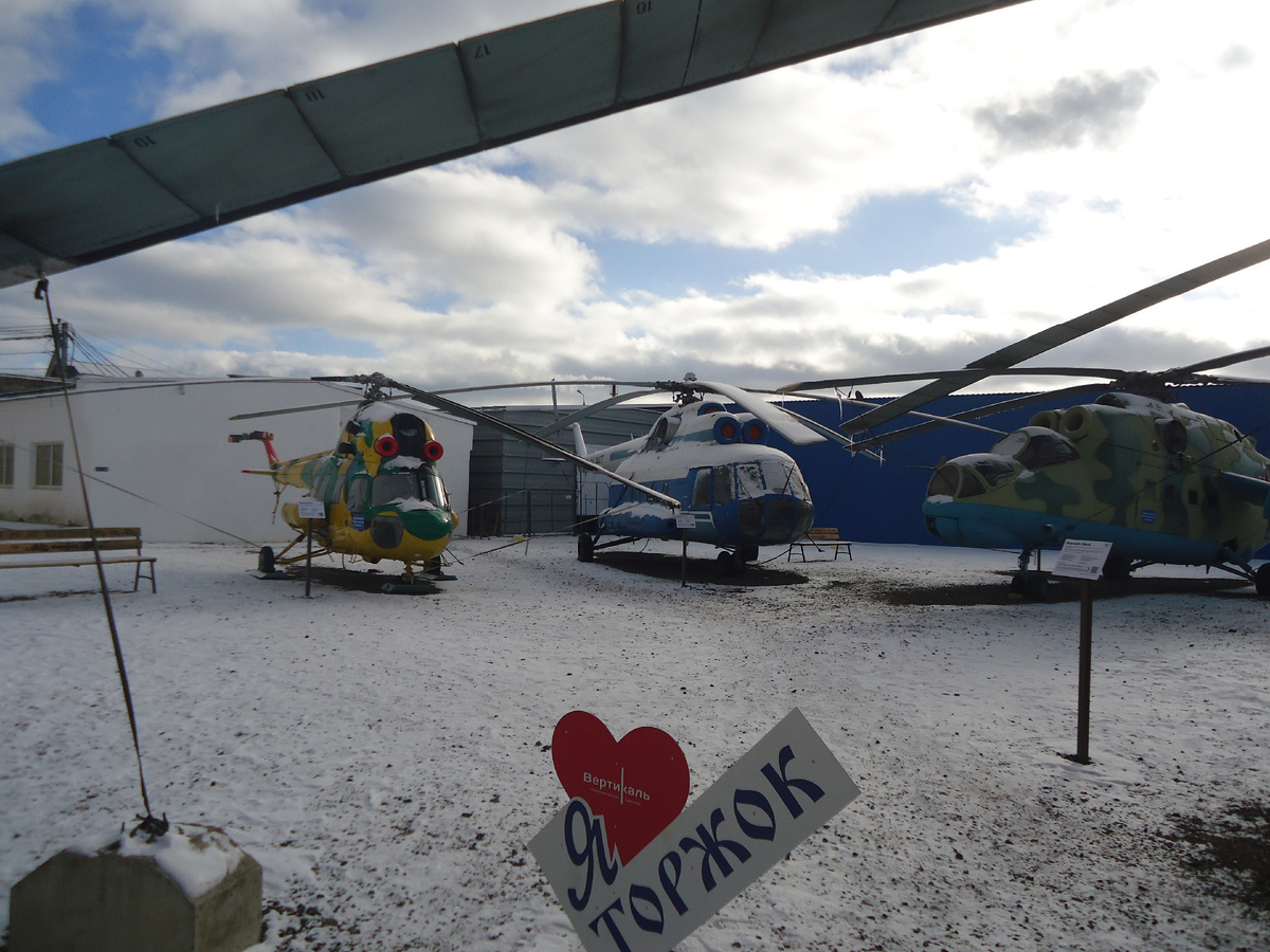Вертолёты на музейной стоянке. Слева направо: Ми-2, Ми-8, МИ-24. Из архива автора.