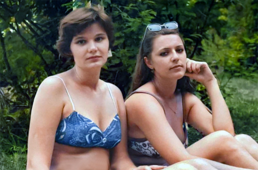 Девушки отдыхают на речном пляже. Воронеж, 1977 год