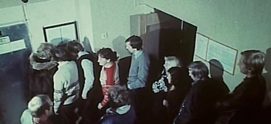 Окошко кассы было закрыто. 