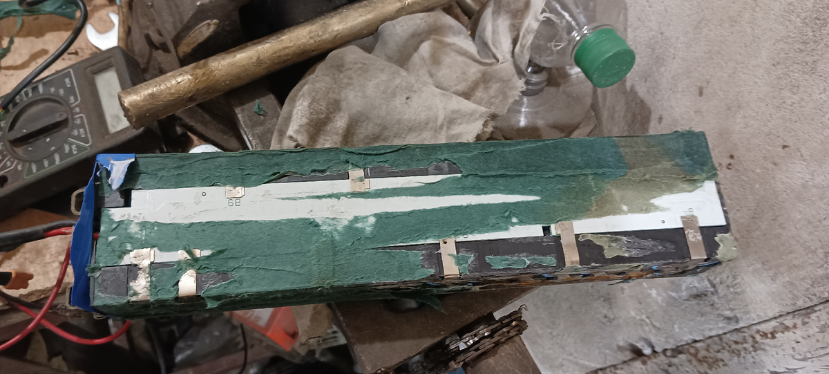 слегка убрал бумагу для осмотра контактов