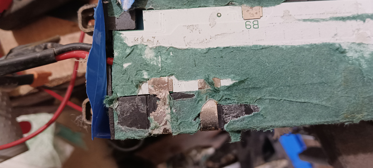 плюсовой контакт почти развалился внутри все сырое