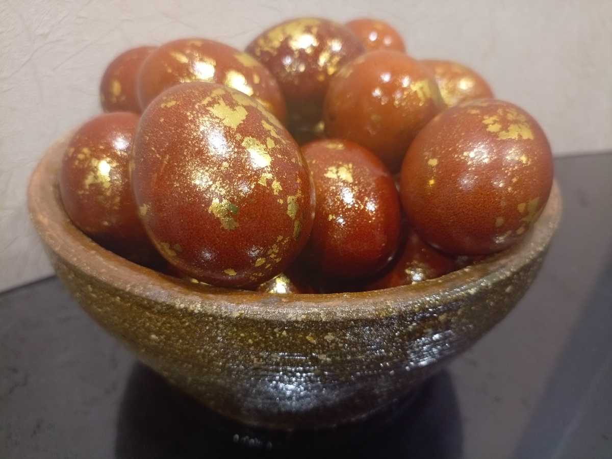 Яйца, покрашенные в луковой шелухе и декорированные листовой поталью