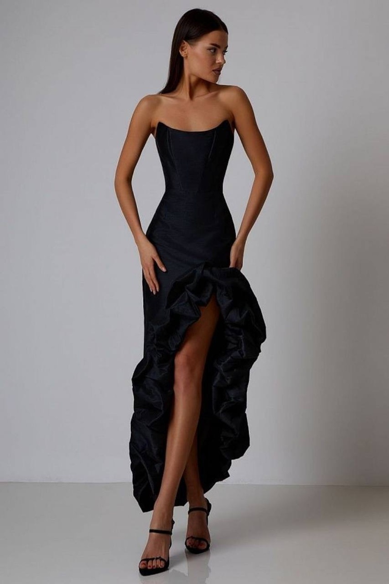 Готовый образ на выпускной: черное платье как у героинь Феллини, вечерние перчатки из сетки и кристаллы в каждом аксессуаре. Колье, сумка и все остальное ⛓️‍💥