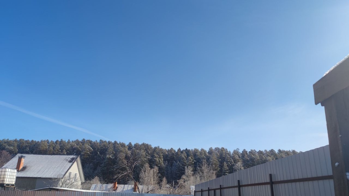 У нас появился свой дом за городом, и теперь над головой - высокое небо, а взгляд уходит вдаль и отдыхает.