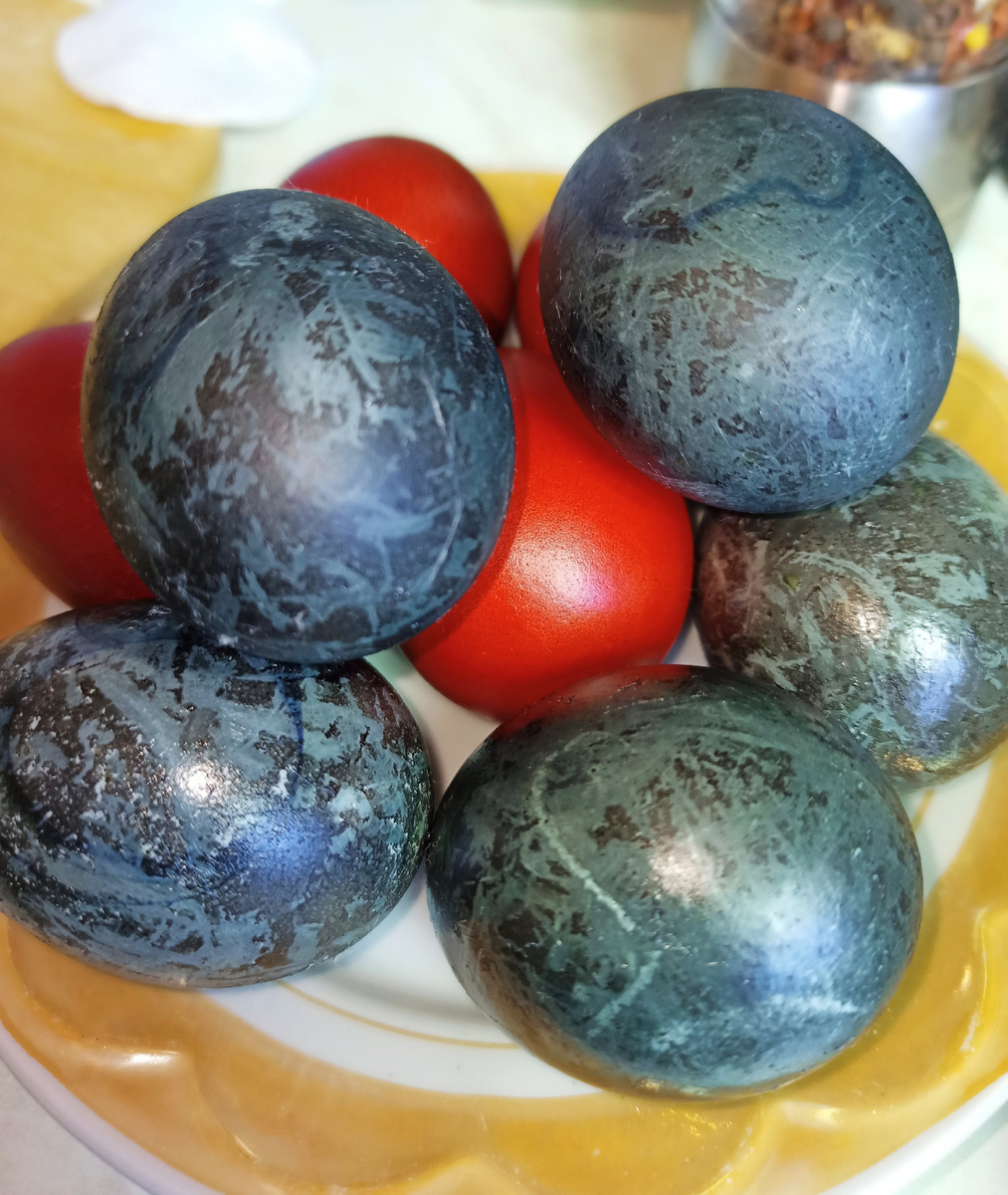 Яйца выглядят странно, но мне очень нравятся, совершенно необычные и совершенно натуральный краситель 