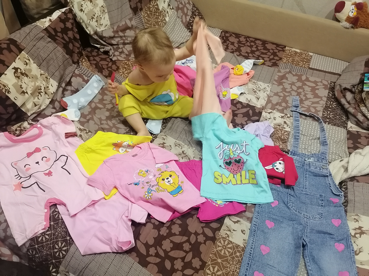 Не даёт нормально сфотографировать.. Только разложу одно - сразу утаскивается уже разложенное. И да, на фото есть ребёнок 😁